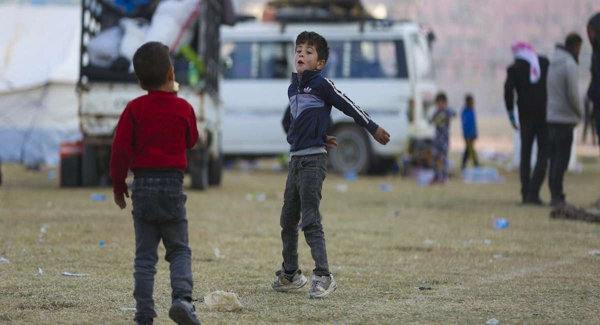 Dos niños juegan en un centro de acogida de la ciudad de Raqqa, en el norte de Siria. Sus familias han regresado recientemente al país. | Foto: UNICEF/Muhannad Aldhaher