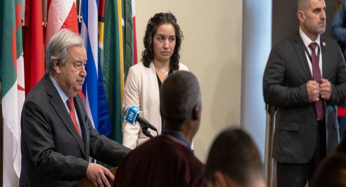 El Secretario General de la ONU, António Guterres, se dirige a los medios de comunicación en la sede de la ONU tras el anuncio de un alto el fuego en Gaza. | Foto: Foto ONU/Manuel Elias