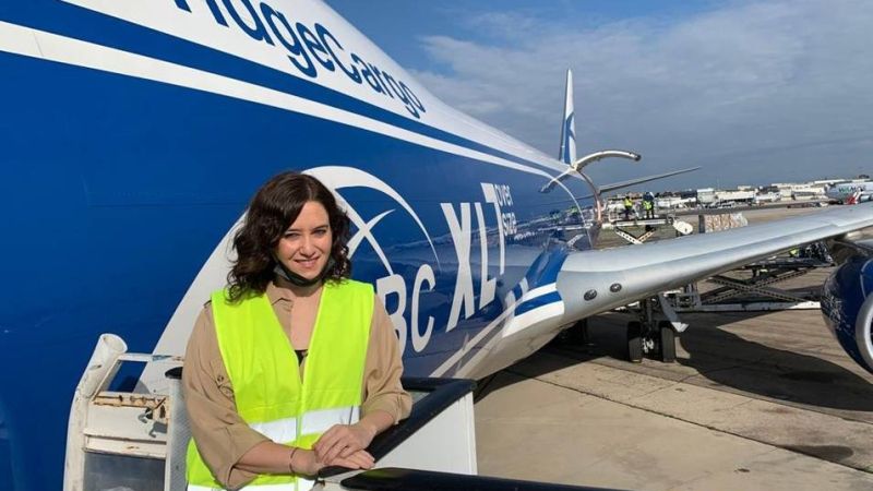 La presidenta de la Comunidad de Madrid Isabel Díaz Ayuso posando en uno de los aviones chinos feltados para traer mascarillas