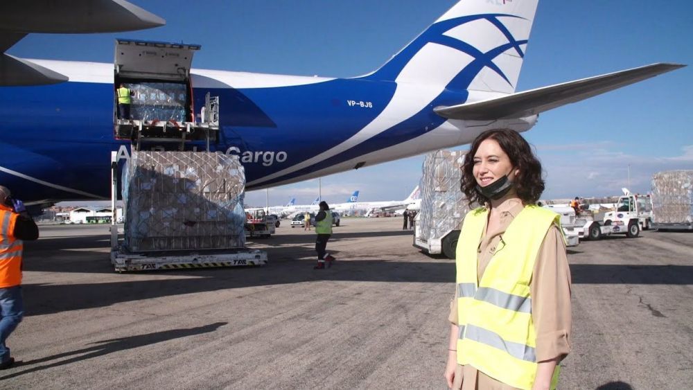 La presidenta de la Comunidad de Madrid Isabel Díaz Ayuso posando en uno de los aviones chinos feltados para traer mascarillas, foto archivo CAM