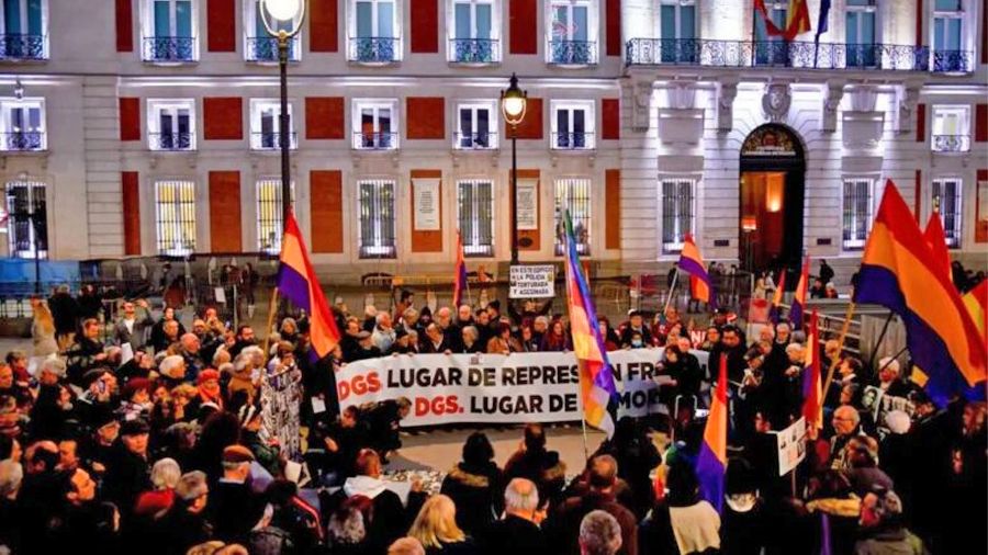 Concentración para que el edificio de la Puerta del Sol sede en la dictadura de la Dirección General de Seguridad, se declare lugar de memoria democrática