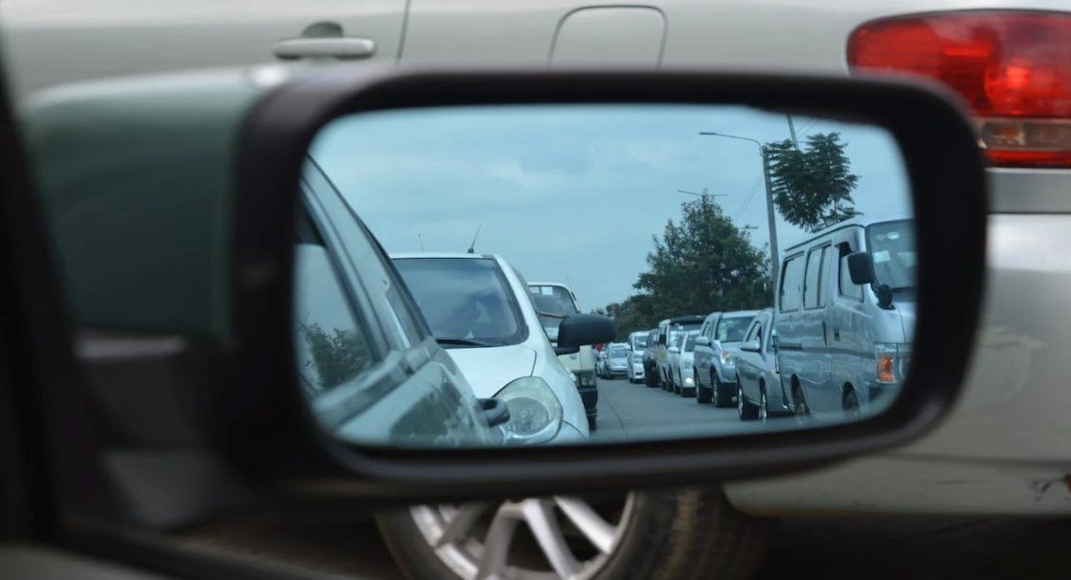 Según el informe, la reducción de los límites de velocidad, el uso de pavimentos y neumáticos que hagan menos ruido o las restricciones operativas para aviones y trenes reducirían el ruido en su origen. | Foto: Pexels