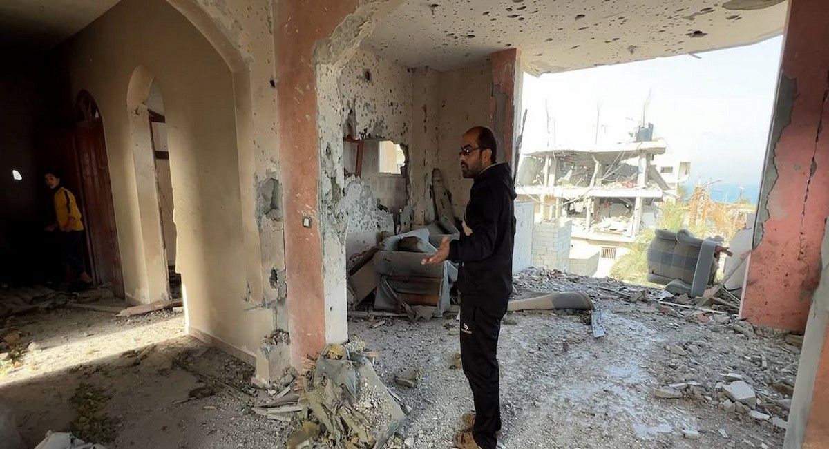 Shadi Jomaa Abu Sheha dentro de lo que queda de su casa en el norte de Nuseirat, Gaza. | Foto: ONU