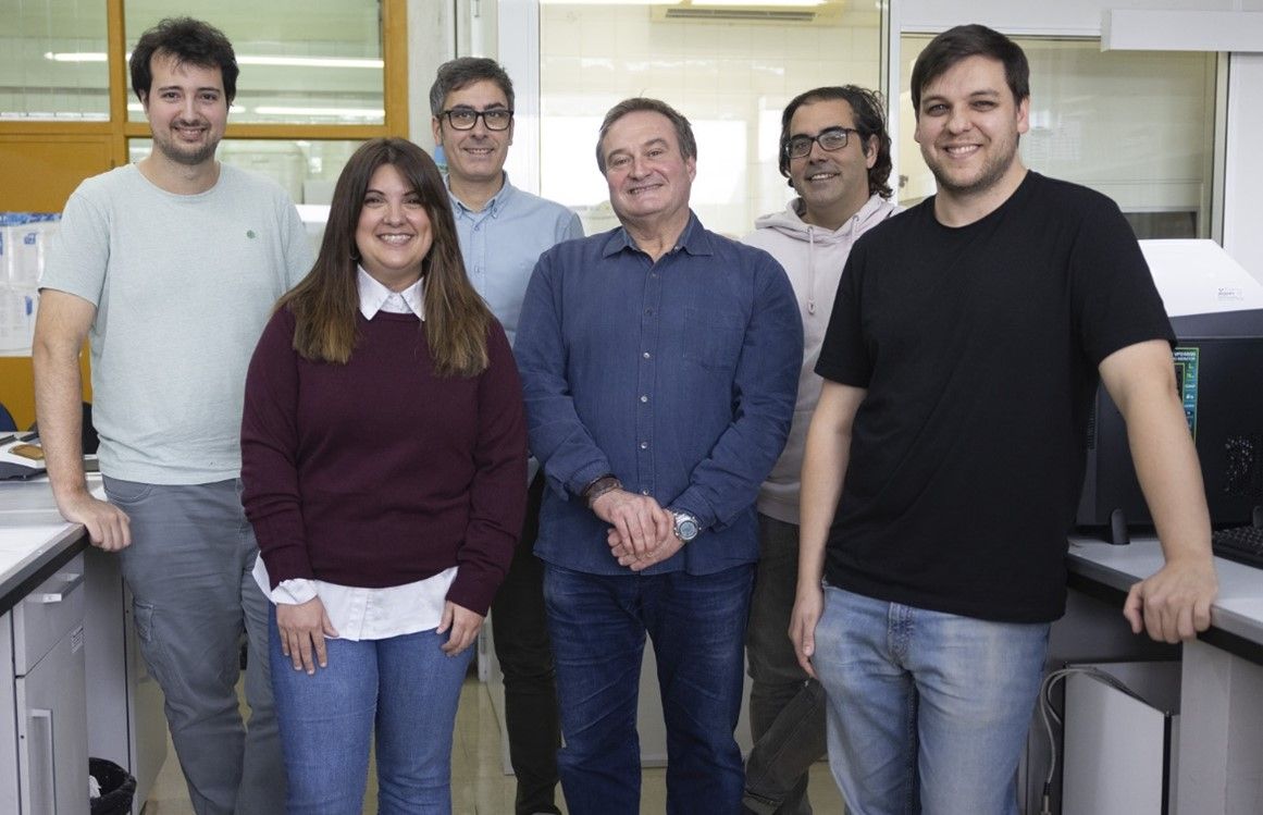 De izquierda a derecha, Gorka Pereira, Marta Moreno, Ivan Manuel, Rafael Rodriguez-Puertas, director del grupo de investigación, Alberto Llorente, Jonatan Martinez, en el laboratorio del departamento. | Foto: Laura López. UPV/EHU.