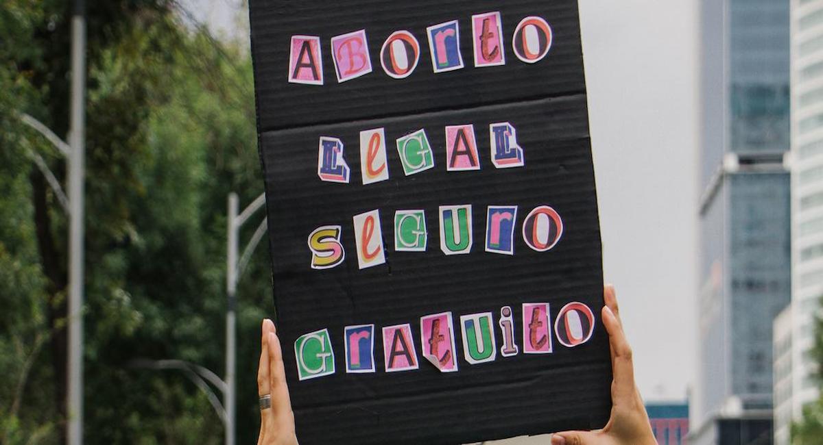 Personas marchan en apoyo de la despenalización del aborto y contra prácticas como la maternidad forzada. | Foto: Unsplash/Diana Caballero 