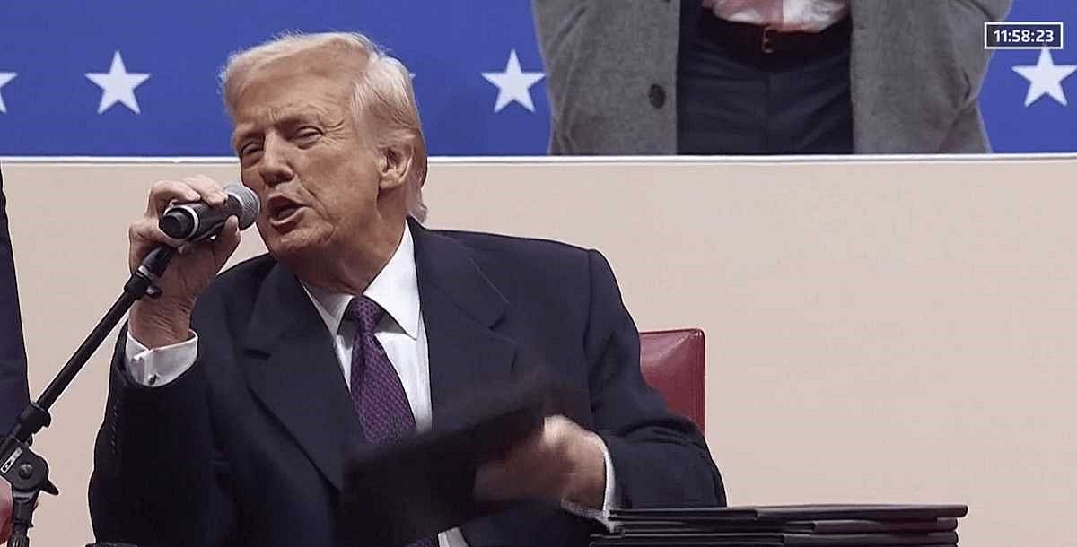 Donald Trump durante la ya histórica firma de nuevos decretos.