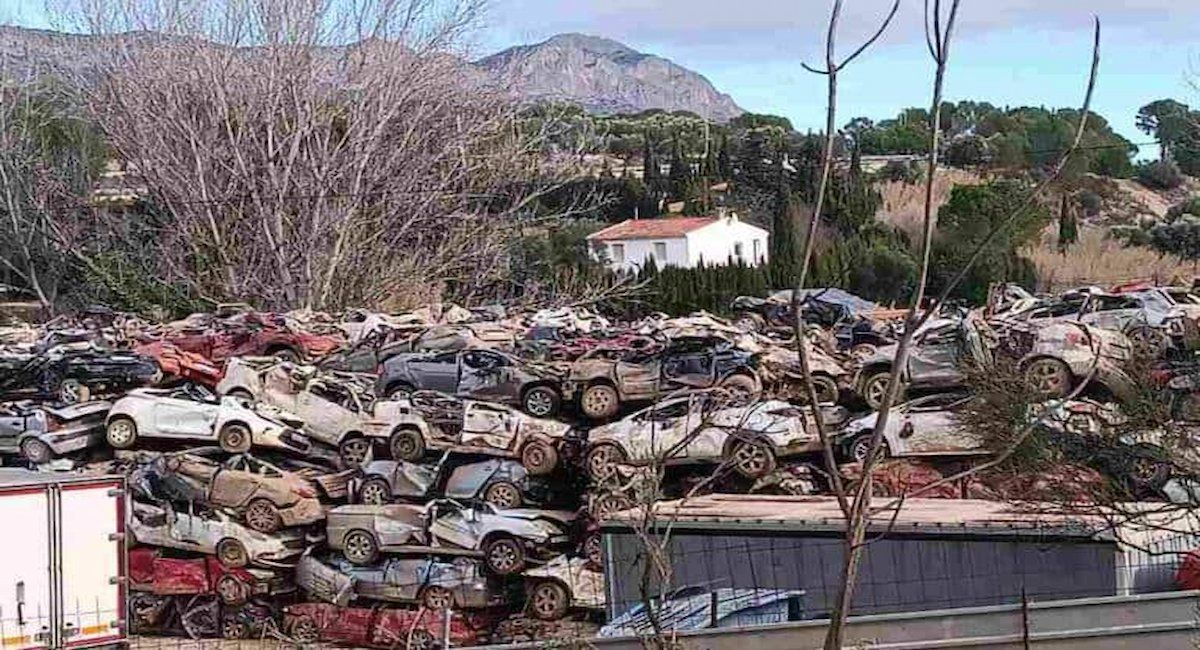 Las montañas de vehículos de la DANA, en un depósito de Muro de Alcoy, que denuncian los ecologistas. | Foto: Ecologistas en Acción