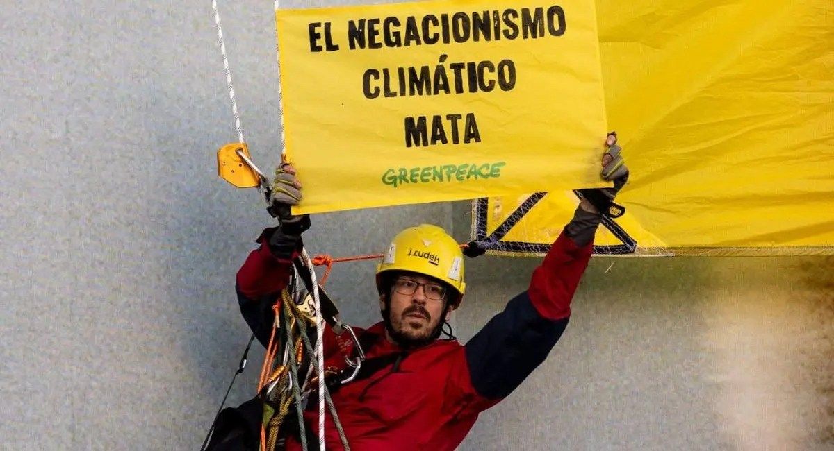 Un activista de Greenpeace durante una protesta. | Foto: Greenpeace