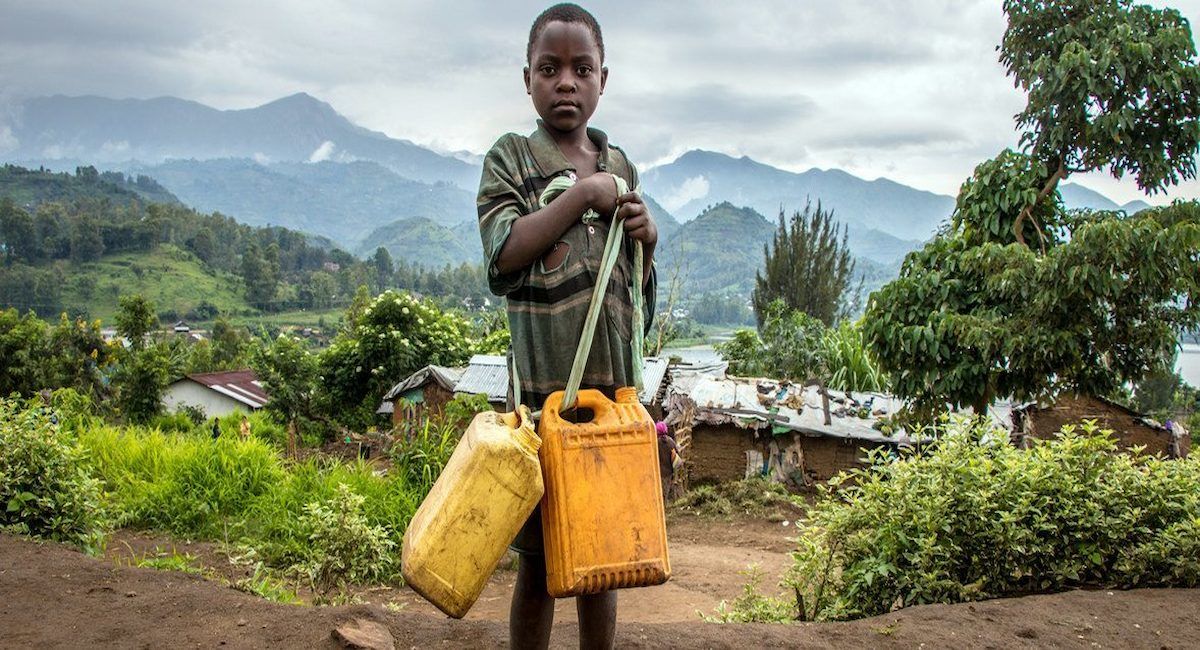 Un niño va a recoger agua en el campo de desplazados de Minova en Kivu Sur, en la República Democrática del Congo. | Foto: OCHA / Eve Sabbagh