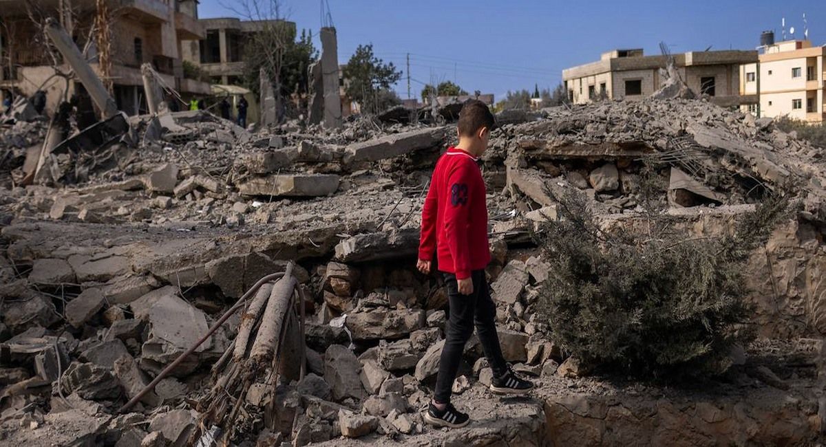 Un niño de 5 años camina entre las ruinas de unas casas en el sur del Líbano. | Foto:  UNICEF/Diego Ibarra Sánchez