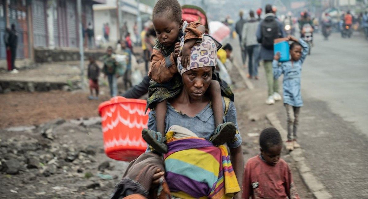 Una mujer camina por las calles con niños en Goma, en el este de la República Democrática del Congo, mientras la ayuda humanitaria queda restringida. | Foto: PMA/Moses Sawasawa