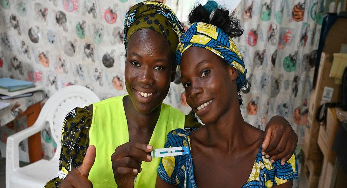 Una mujer de Moutarwa, Camerún, sostiene una prueba del VIH con resultado negativo, en el marco de las acciones de ONUSIDA. | Foto:  UNICEF/Frank Dejongh