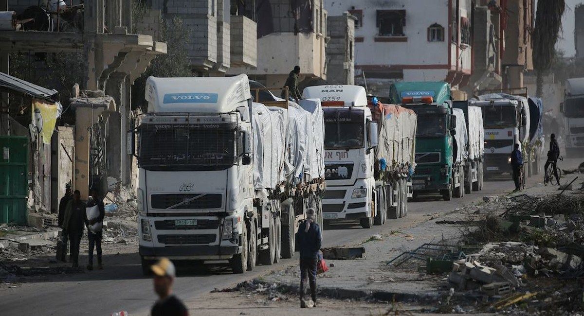 Los camiones que transportan ayuda humanitaria, coordinada por UNRWA, entran a la Franja de Gaza a través del cruce de Kerem Shalom. | Foto: UNICEF/Eyad El Baba