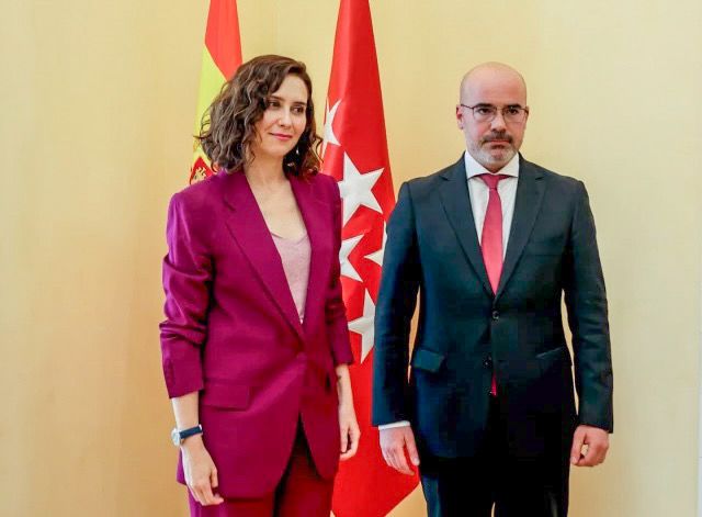 La presidenta de la Comunidad de Madrid, Isabel Diaz Ayuso, recibe en Sol al delegado del Gobierno en Madrid, Francisco Martín