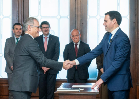 Lehendakari a la derecha, felicitó al nuevo rector de la EHU/UPV. Foto UPV