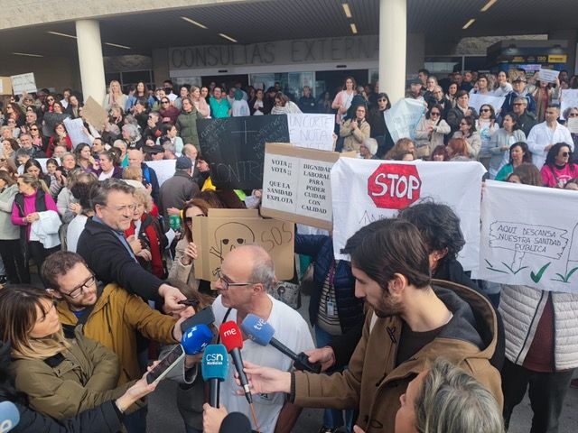 Un facultativo del Juan Ramón Jiménez de Huelva atiende este lunes 3 de febrero a los medios durante la concentración de protesta de los sanitarios.