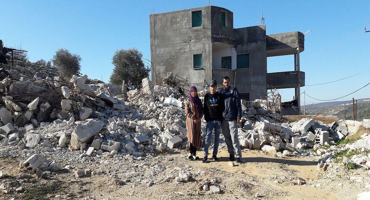 Refugiados palestinos junto a su casa demolida en Jenin, Cisjordania, por Israel. | Foto: UNRWA/Firas Shehadeh