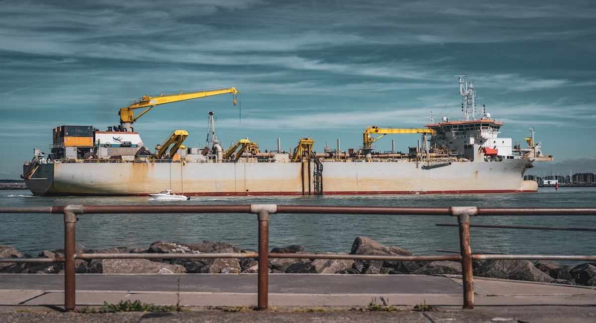 El transporte marítimo también sigue contribuyendo a  la contaminación del agua, a través de los derrames de petróleo y las descargas de aguas residuales de los buques, así como del ruido submarino. | Foto: Pexels