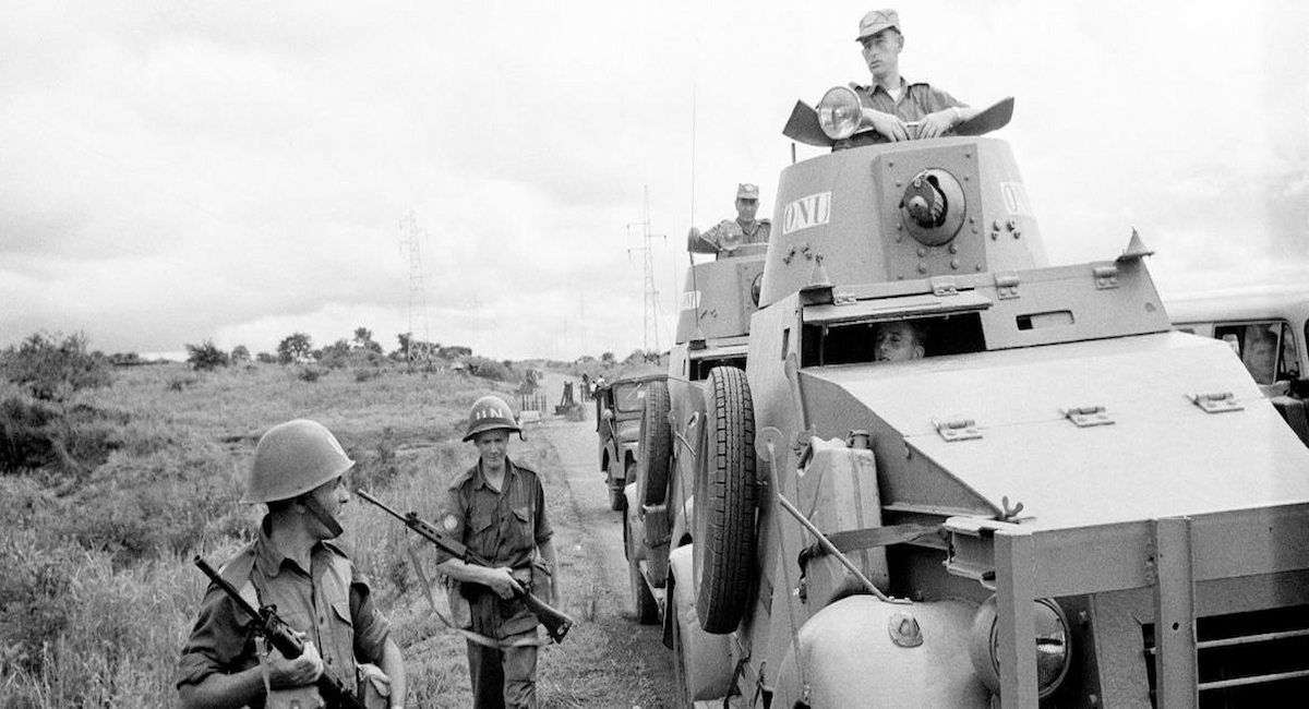 Unidades de la Fuerza de las Naciones Unidas en el Congo (ONUC) aseguraron posiciones fuera del perímetro de Elisabethville en 1963. | Foto: ONU