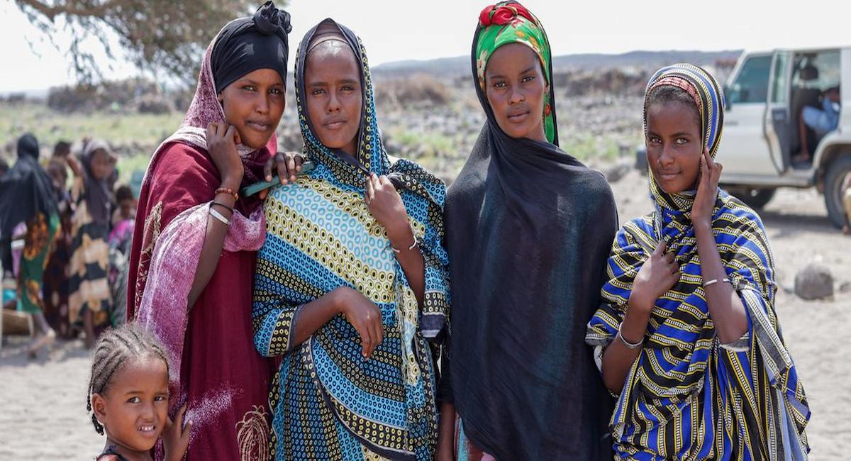 Mujeres y niñas de una aldea de la región de Tadjourah, en Yibuti, donde un movimiento comunitario ha conseguido que se abandone la mutilación genital femenina.| Foto: UNFPA-UNICEF