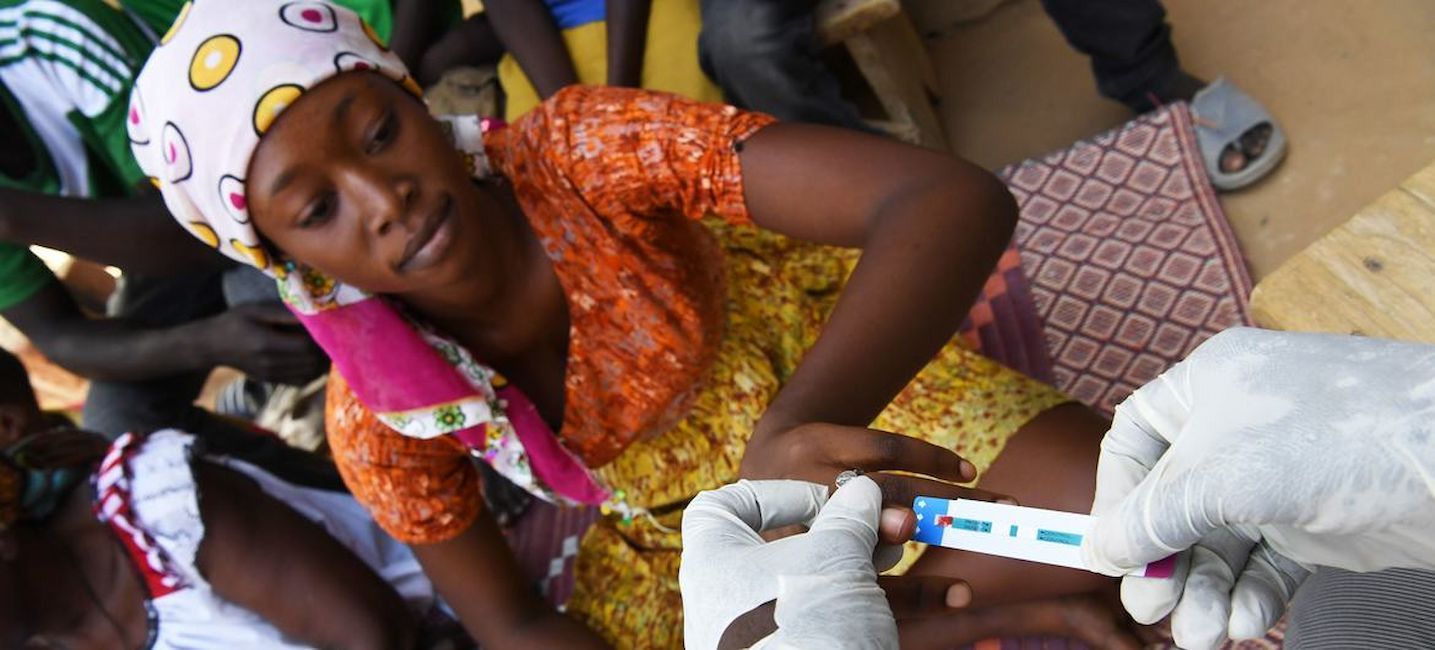 Una mujer recibe un resultado negativo en una prueba de VIH en Chad. En cambio, hasta seis millones de personas pueden verse perjudicadas por los recortes de Trump.| Foto: NICEF/Frank Dejongh 