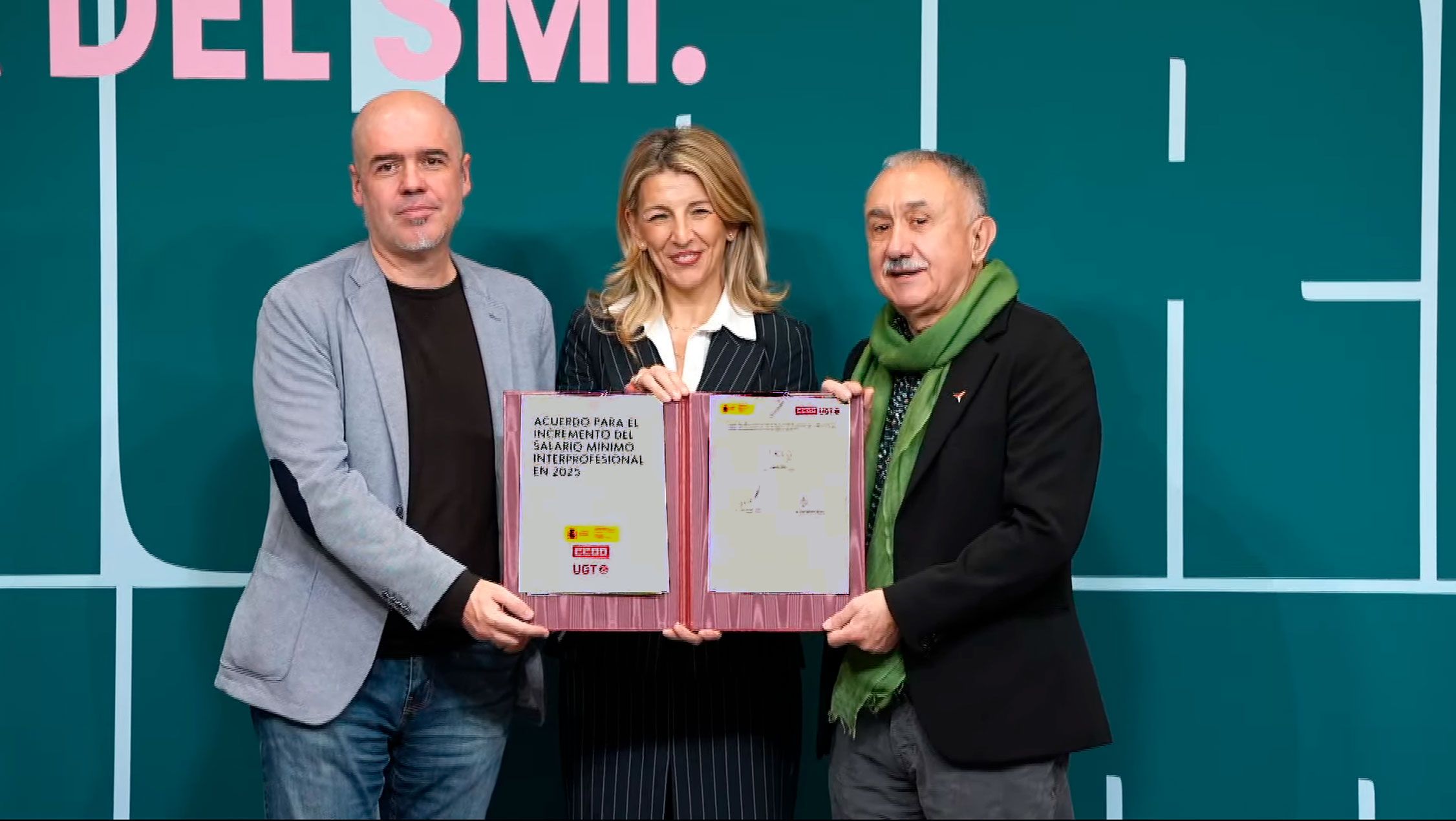 Yolanda Díaz firma el acuerdo de la subida del SMI con los sindicatos sin la patronal