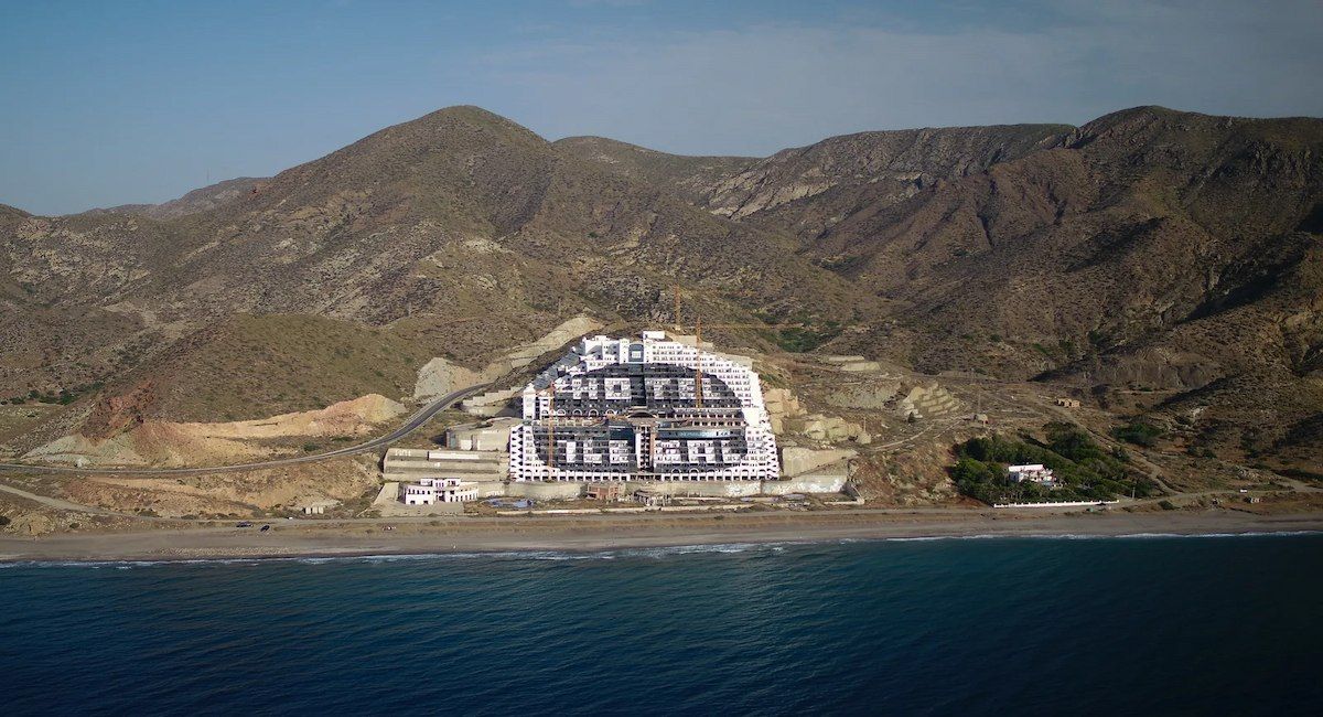 Hotel El Algarrobico en Carboneras que el Gobierno quiere declarar de utilidad pública. | Foto: Greenpeace