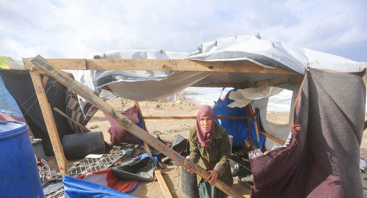 Una mujer prepara su refugio para protegerse de las tormentas invernales en Gaza. | Foto:  UNRWA