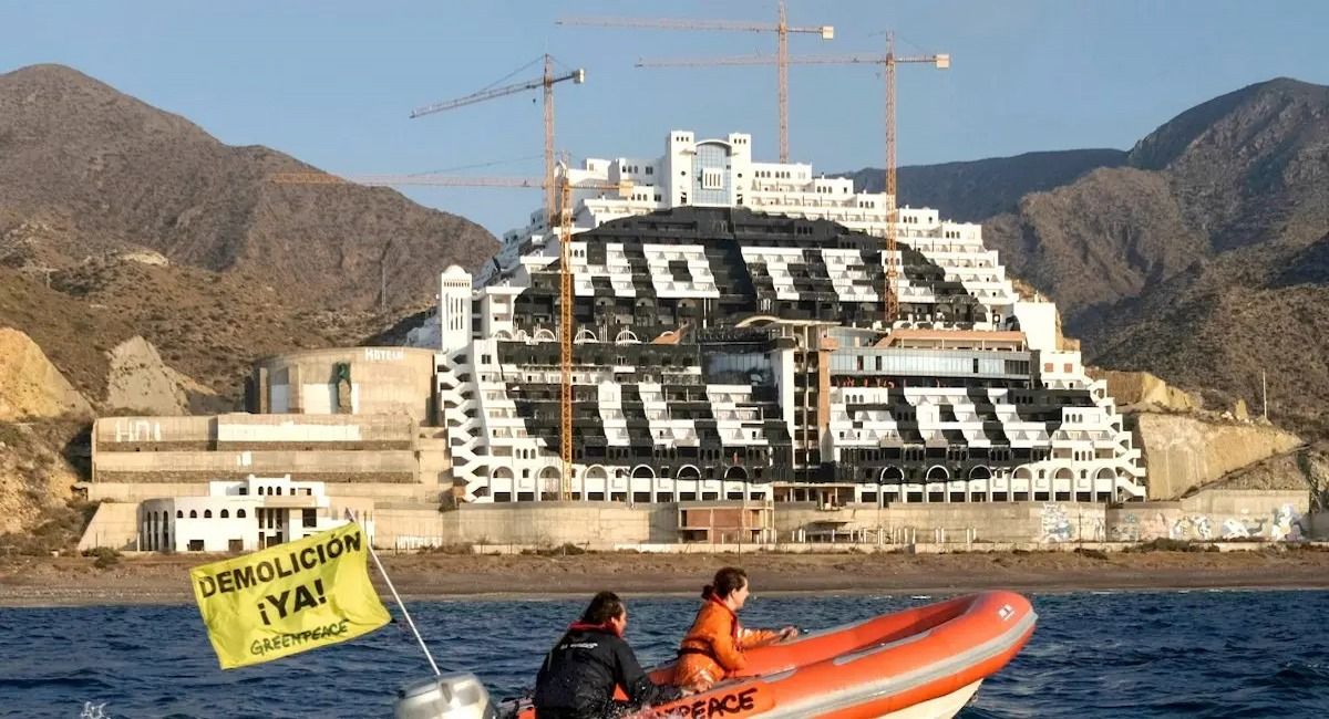 El Ejecutivo de Moreno Bonilla ha incluido en varios presupuestos una partida específica para el derribo del hotel. | Foto: Greenpeace