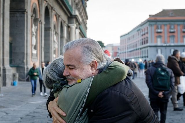 Tristes fanatismos; Que hemos de ahuyentar unidos. Abrazo, unión