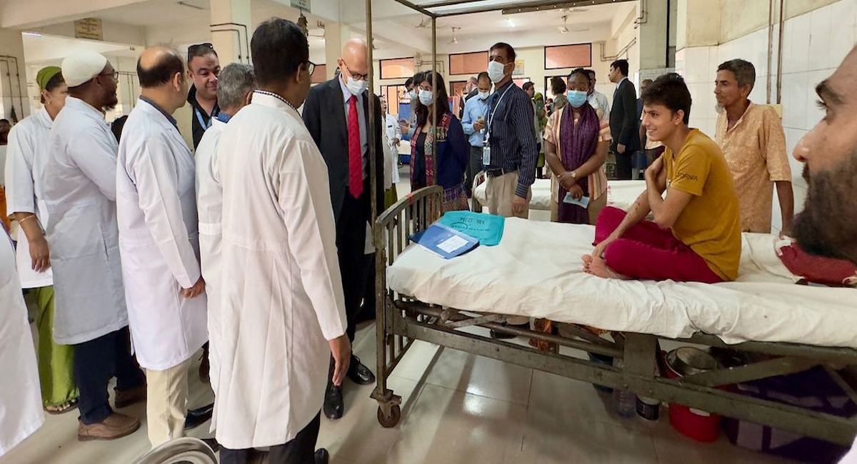 El Alto Comisionado para los Derechos Humanos, Volker Türk, visita el hospital de Nitol (Bangladesh), donde se encontraban algunos de los estudiantes tiroteados mientras participaban en las protestas. | Foto:  UNOHCHR/Anthony Headley