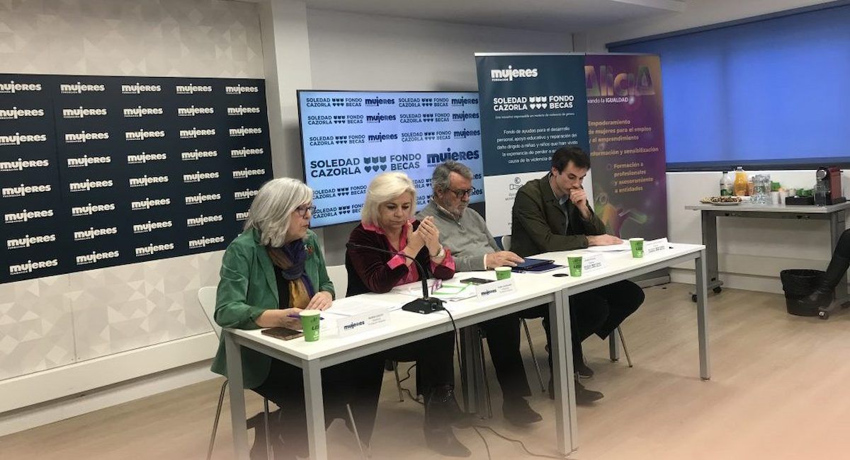 Miembros de la Fundación Mujeres durante la presentación del informe sobre violencia machista y la situación de los huérfanos. | Foto: Fundación Mujeres