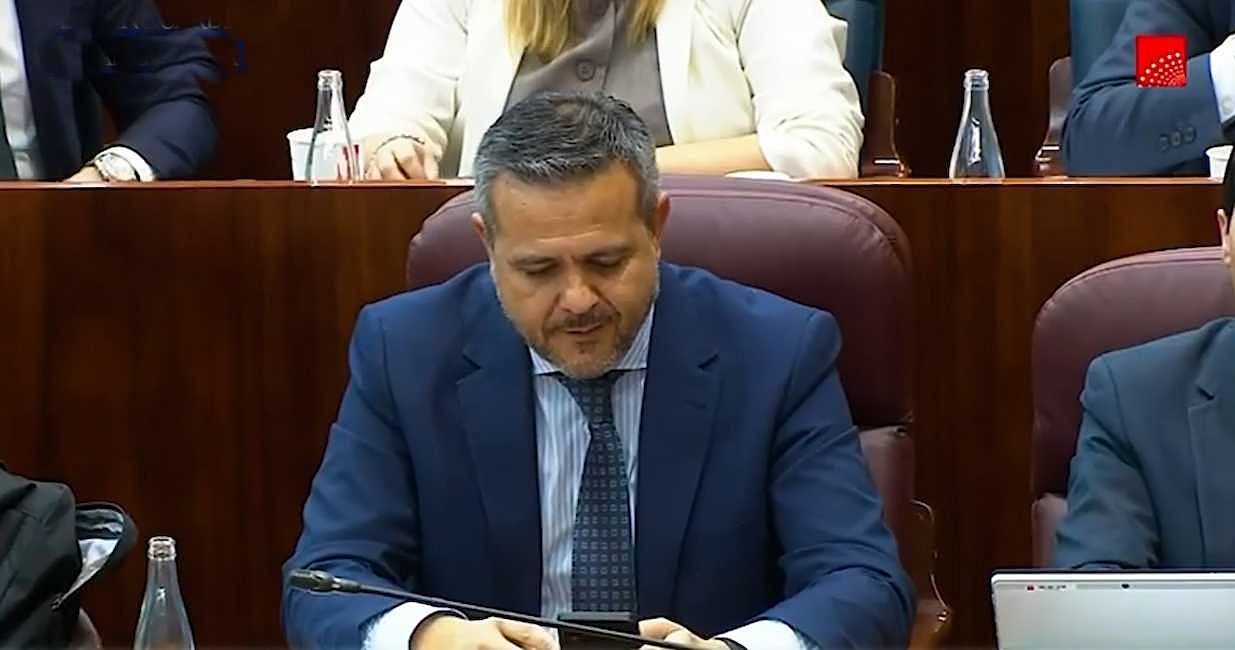 El consejero Rodrigo tras referirse a los "morritos" de la diputada Escalante.