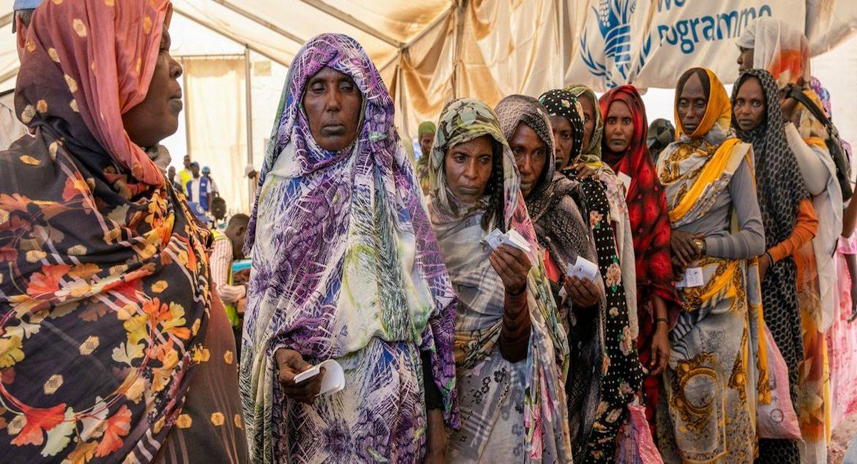 La crisis humanitaria ha llevado a los refugiados sudaneses a recibir ayuda en efectivo del PMA. | Foto: PMA/Eulalia Berlanga