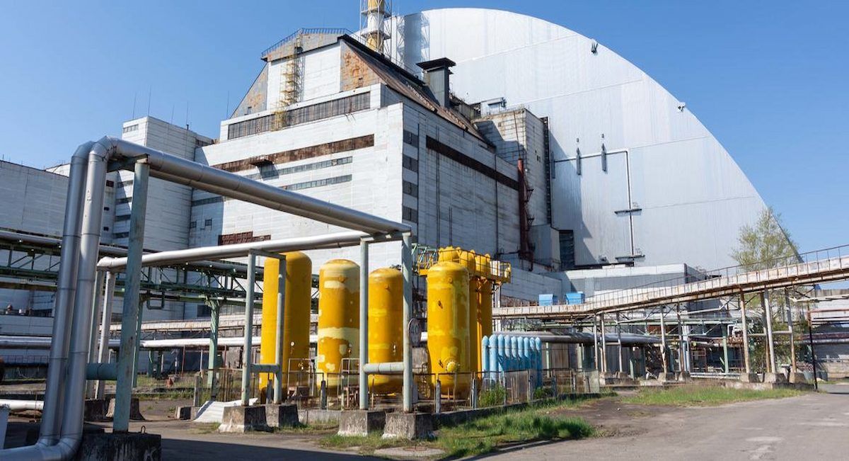 Vista de la antigua central nuclear de Chernóbil, incluido el revestimiento protector del nuevo confinamiento de seguridad que resultó dañado. | Foto: Central nuclear de Chernóbil