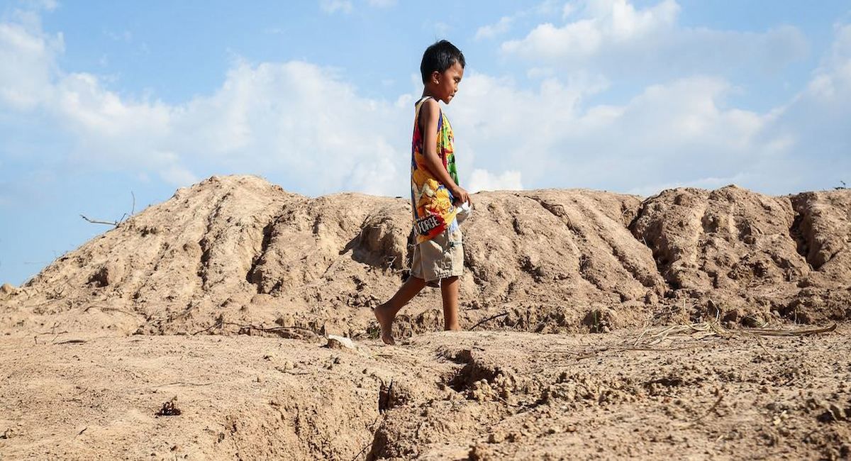 La pobreza causada por factores como el cambio climático puede hacer que los niños sean más vulnerables a la violencia. | Foto: UNICEF/Sukhum Preechapanich
