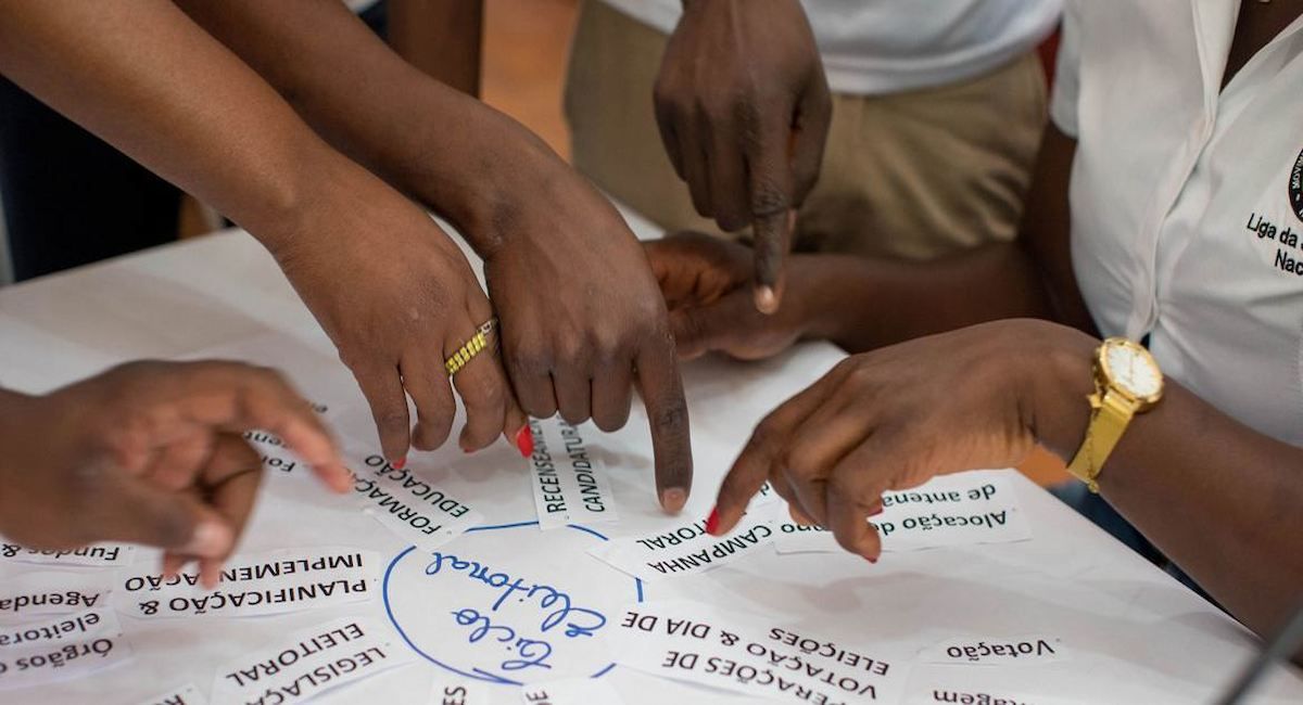 Personas debaten en una mesa de diálogo. | Foto: UNDP/Cynthia R Matonhodze