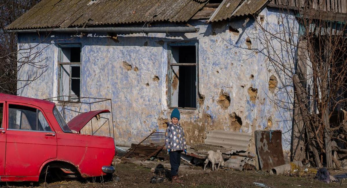 Roma, de 4 años, frente a su casa destruida en Kobzartsi, región de Mykolaiv. | Foto: UNICEF/Oleksii Filippov