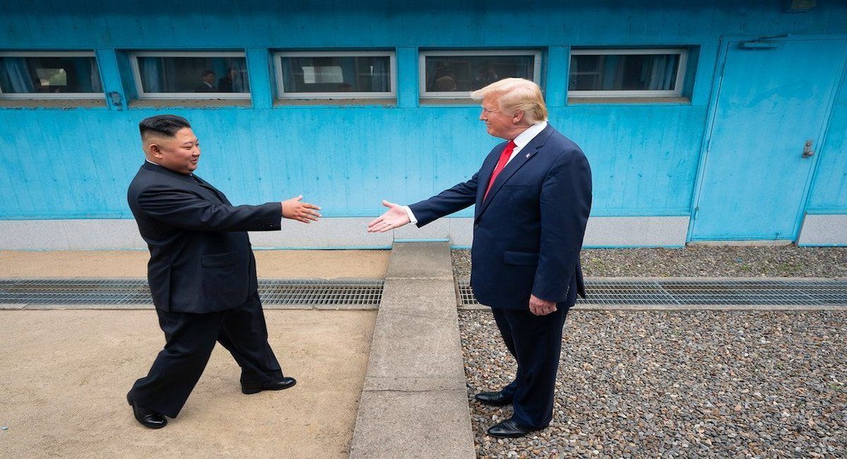 El presidente de Estados Unidos, Donald Trump, estrecha la mano del presidente norcoreano, Kim Jong-un, en la Zona Desmilitarizada que separa las dos Coreas el 30 de junio de 2019. | Foto: White House/Shealah Craighead