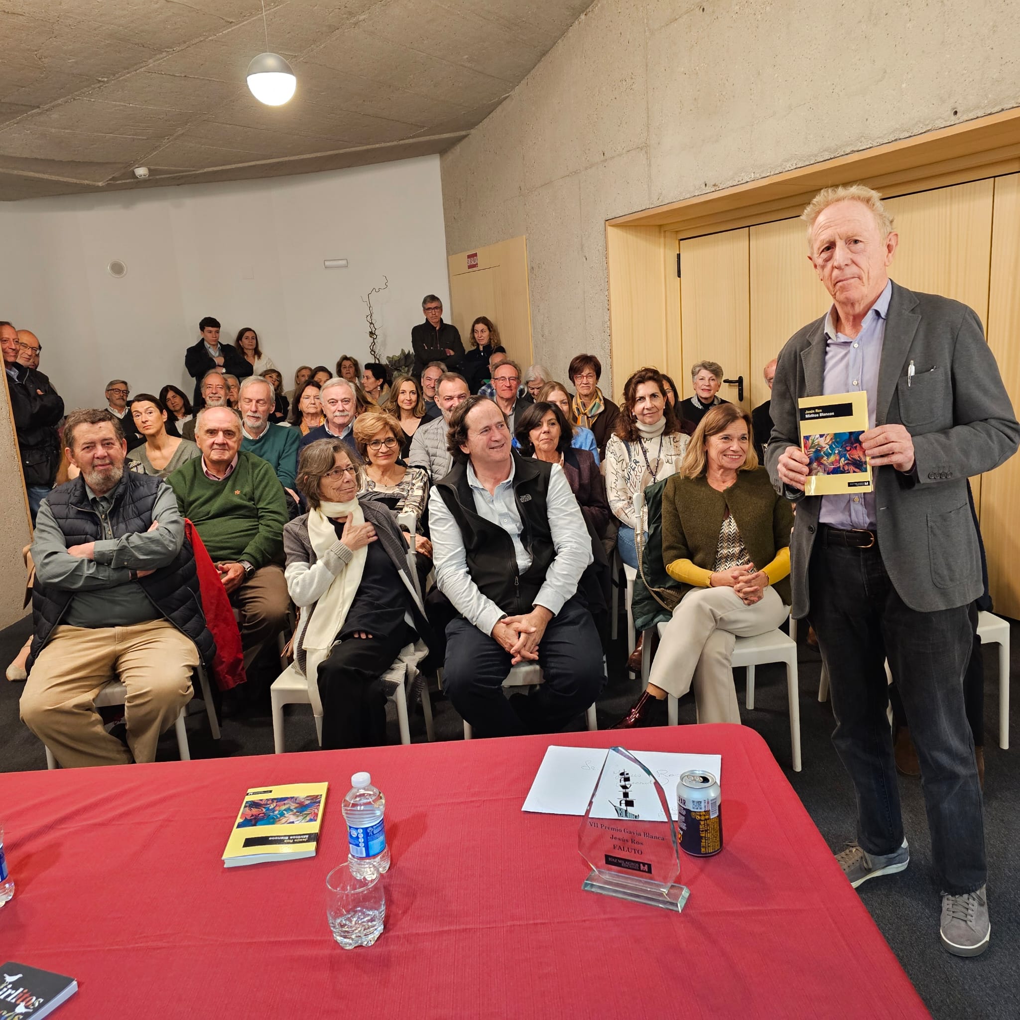 Jesús Ros en la biblioteca Princesa Leonor de Boadilla con Mirlitos Blancos