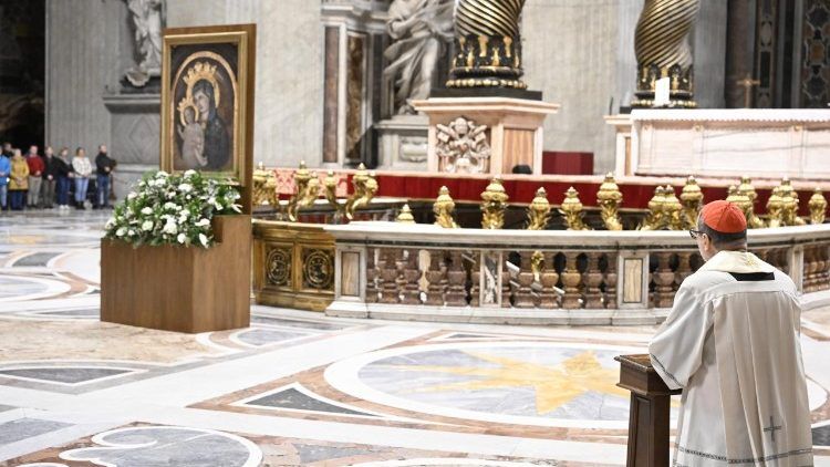 Un Cónclave ahora sería trágico. El cardenal Gugerotti reza el Rosario en la Basílica de San Pedro