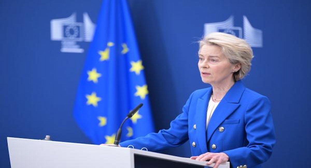 Ursula von der Leyen durante su comparecencia ante los medios de comunicación para anunciar la movilización de 150.000 millones de euros en préstamos  | Foto: UE