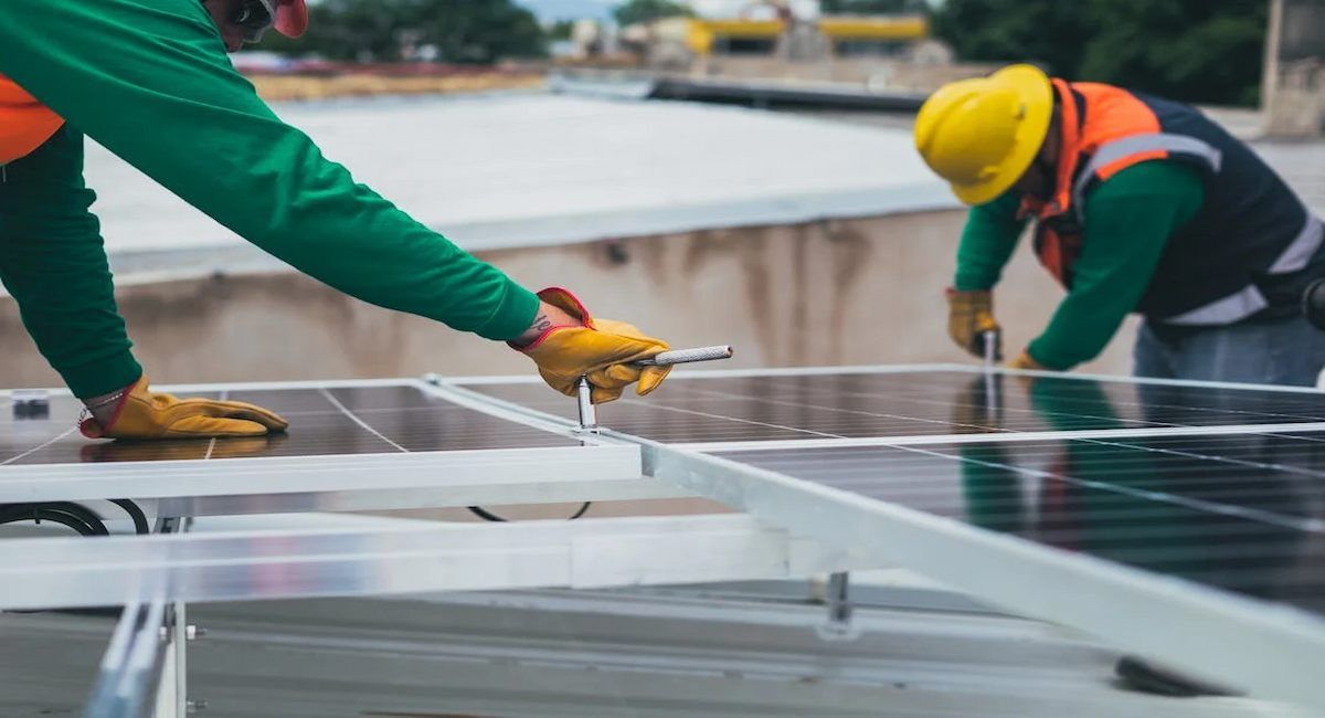 Greenpeace plantea soluciones tecnológicas que benefician a todas las personas: aislamiento, calefacción renovable (bomba de calor o aerotermia) y autoconsumo solar. | Foto: Pexels