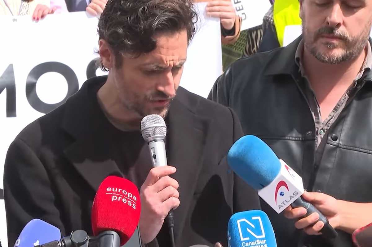 Juan Diego Botto lee el manifiesto de los pacifistas contra el gasto en Defensa y contra la guerra.