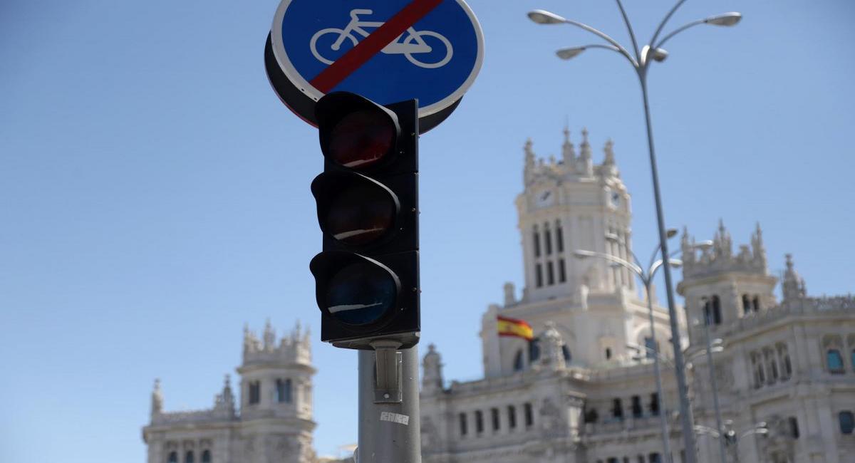 Semáforos apagados el 28 de abril de 2025 en la Plaza de Cibeles de Madrid por el apagón masivo. | Foto: CCOO