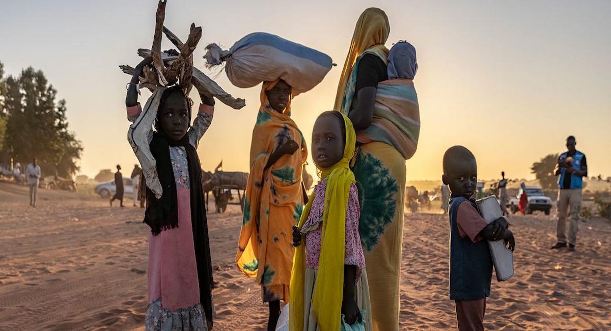 Personas refugiadas sudanesas recién llegadas a la ciudad fronteriza de Adré, al este de Chad, requieren ayuda humanitaria. | Foto: ACNUR/Andrew McConnell