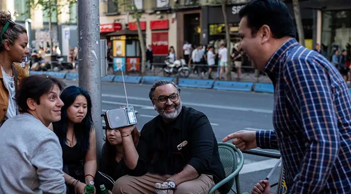 Un grupo de ciudadanos pasa las horas sin luz en Madrid. Imagen: TVE