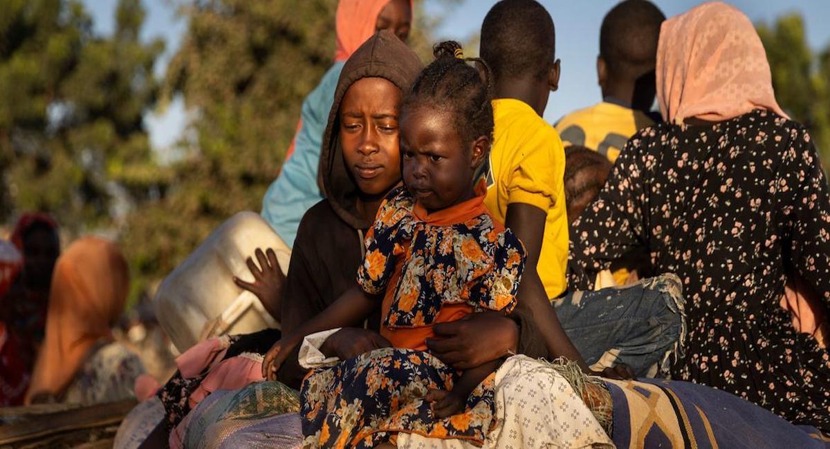 Refugiados de Sudán llegan a Adre, en la frontera con Chad. | Foto:  ACNUR/Andrew McConnell