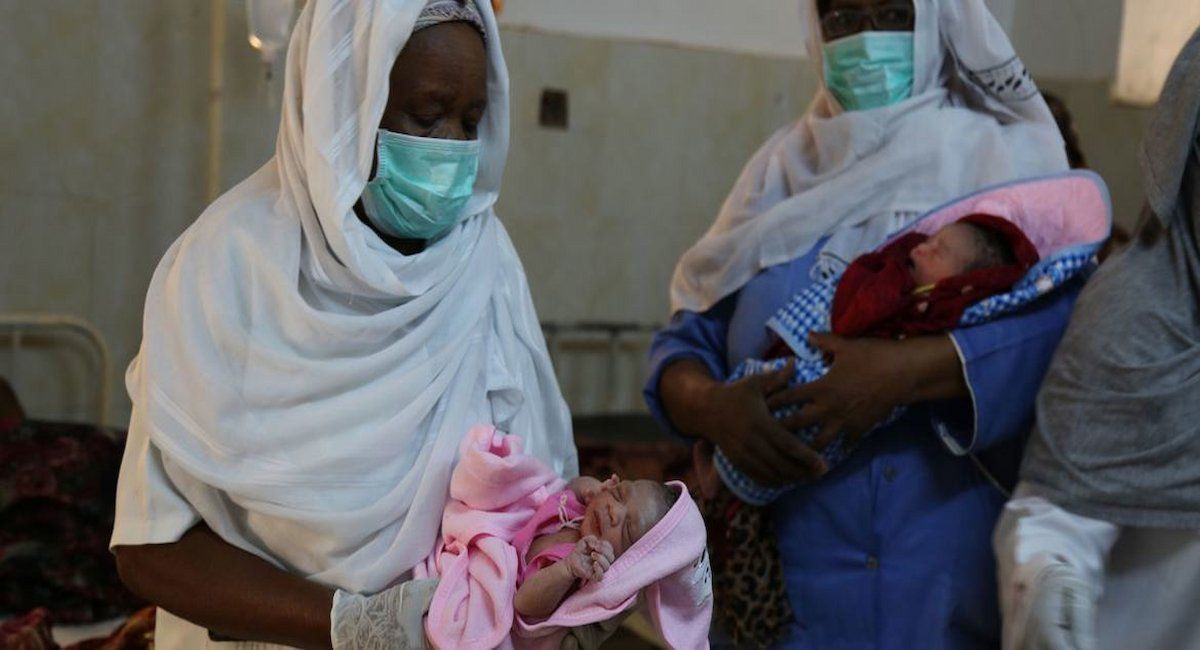 Matronas y otros profesionales de la salud atienden a las mujeres en el Hospital de Maternidad de Jartum en medio de grandes recortes en ayuda humanitaria. | Foto:  UNFPA Sudan/Sufian Abdul-Mouty