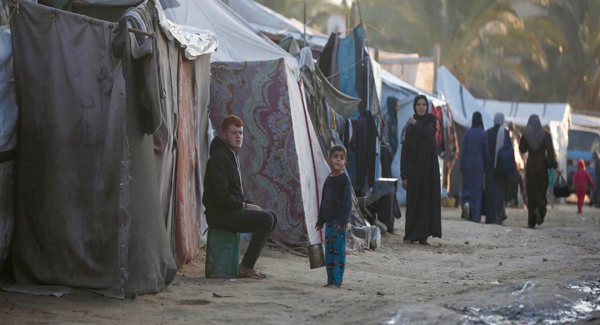 Muchos habitantes de Gaza viven en refugios provisionales tras la destrucción de sus hogares. | Foto: UNRWA